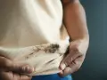 Skuteczne sposoby na usunięcie tłuszczu z bluzki bez uszkodzeń
