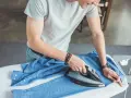 Jak prasować lnianą koszulę, aby uniknąć zagnieceń i uszkodzeń?