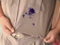 Plama z długopisu na beżowej bluzce. Jak zmyć długopis z bluzki? Szybka pomoc w usunięciu plam.