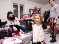 Dzieci pomagają sortować ubrania, szukając miejsca, gdzie oddać ubrania dla dzieci Warszawa.