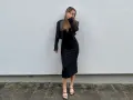 Elegancka czarna sukienka i marynarka to idealna odpowiedź na pytanie, jak się ubrać na koncert wiedeński.