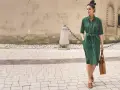 Elegancka stylizacja na lato: zielona lniana sukienka z paskiem, brązowa torba i mokasyny. Idealny przykład, jak się ubrać latem.