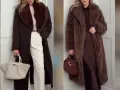 Dwie kobiety w eleganckich, brązowych płaszczach. Na lewo płaszcz z futrzanym kołnierzem i białe spodnie. Na prawo długie, pluszowe futro. Czy futro jest modne? Zdecydowanie tak!