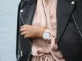 Elegancka stylizacja na premierę filmu: satynowa sukienka w pudrowym różu i czarna ramoneska. Zegarek na ręce dopełnia całość.
