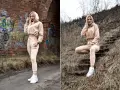 Dresy damskie szerokie w beżowym kolorze, idealne na co dzień. Modelka prezentuje je na tle ceglanej ściany i schodów.
