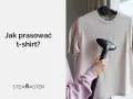 Jak prasować t-shirt parownicą? Dłoń trzymająca parownicę zbliża się do beżowej koszulki wiszącej na wieszaku.