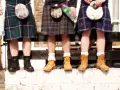 Trzech mężczyzn w kiltach, z torbami na pasie. Czy pod kiltami nosi się bieliznę? Odpowiedź pozostaje tajemnicą.
