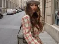 Kobieta w beretce i stylowym płaszczu w kratę na paryskiej ulicy. Czy płaszcze w kratę są modne? Zdecydowanie tak!