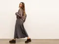 Modelka w luźnej, szarej spódnicy i brązowej bluzce. Idealny zestaw, który pokazuje, co pasuje do szarej bluzki.