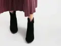 Jakie buty do spódnicy za kolano? Odkryj idealne stylizacje na każdą okazję