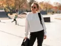 Jaką bluzkę wybrać do czarnych spodni, by wyglądać stylowo?