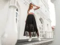 Co pasuje do czarnej spódnicy? Odkryj idealne stylizacje na każdą okazję