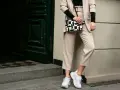 Jaką bluzkę do kremowych spodni wybrać, by wyglądać stylowo?