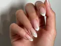 Dłonie z klasycznym french manicure. Czy french jest jeszcze modny? Zdecydowanie tak, wygląda elegancko i ponadczasowo.