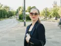 Jaką bluzkę do granatowej marynarki wybrać, aby wyglądać świetnie?