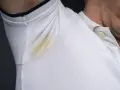 Żółte plamy pod pachami na białej bluzce polo. Dowiedz się, jak sprać żółte plamy z białej bluzki, aby znów wyglądała jak nowa.