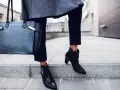 Elegancka stylizacja z czarną torebką i butami z czubkiem, które udowadniają, że są modne.
