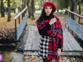 Co pasuje do spódnicy w kratkę? Odkryj stylizacyjne triki