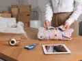 Jak zapakować bluzkę w papier ozdobny - proste i efektowne techniki