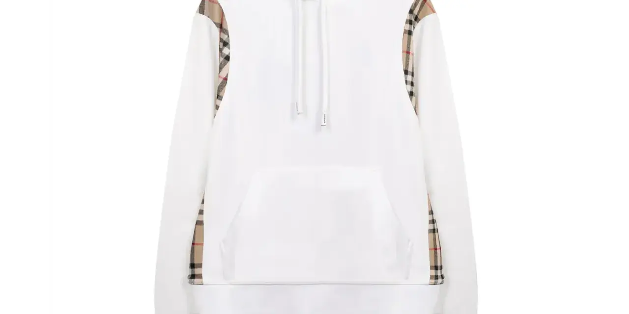 Biała bluza z kapturem Burberry z charakterystycznym wzorem w kratę na rękawach.