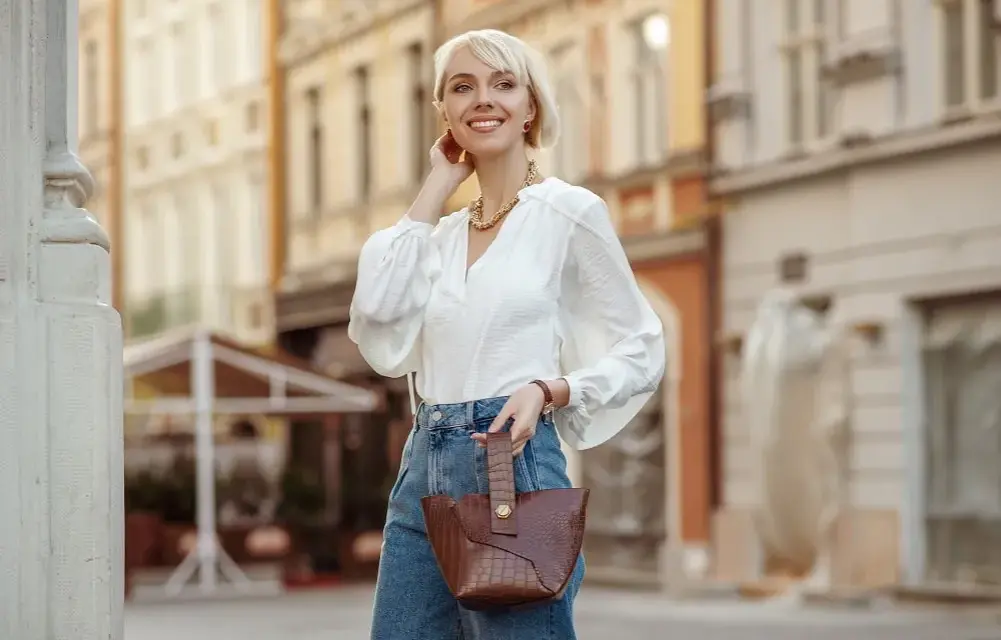 Jakie bluzki do dużego biustu? Odkryj fasony, które wysmuklają sylwetkę