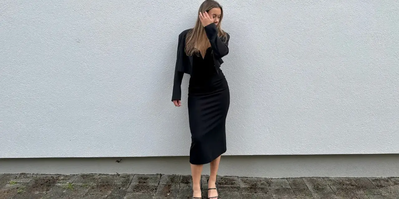 Elegancka czarna sukienka i marynarka to idealna odpowiedź na pytanie, jak się ubrać na koncert wiedeński.