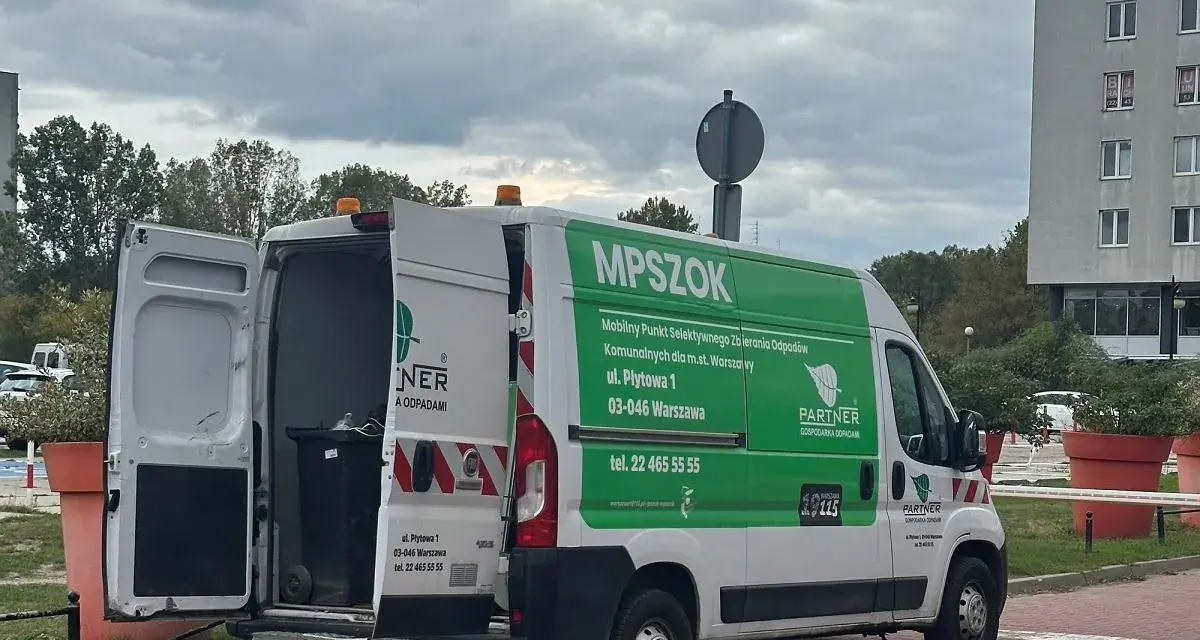 Mobilny punkt selektywnego zbierania odpadów w Warszawie. Tutaj dowiesz się, gdzie można oddać ubrania.