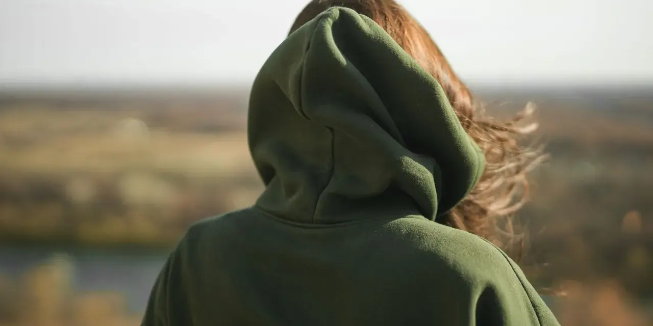 Ile waży bluza? Sprawdź, co wpływa na jej wagę i komfort