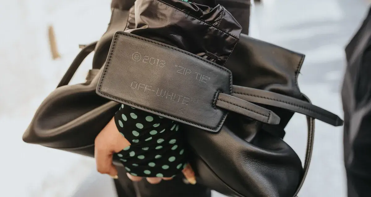 Czarna torba z metką OFF-WHITE™ "ZIP TIE" 2018. Ta marka to symbol luksusu i streetwearu.
