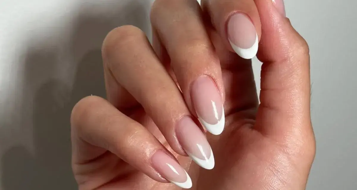Dłonie z klasycznym french manicure. Czy french jest jeszcze modny? Zdecydowanie tak, wygląda elegancko i ponadczasowo.