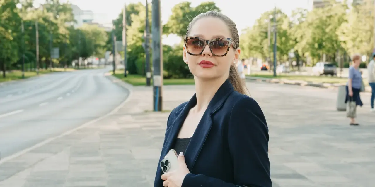 Jaką bluzkę do granatowej marynarki wybrać, aby wyglądać świetnie?