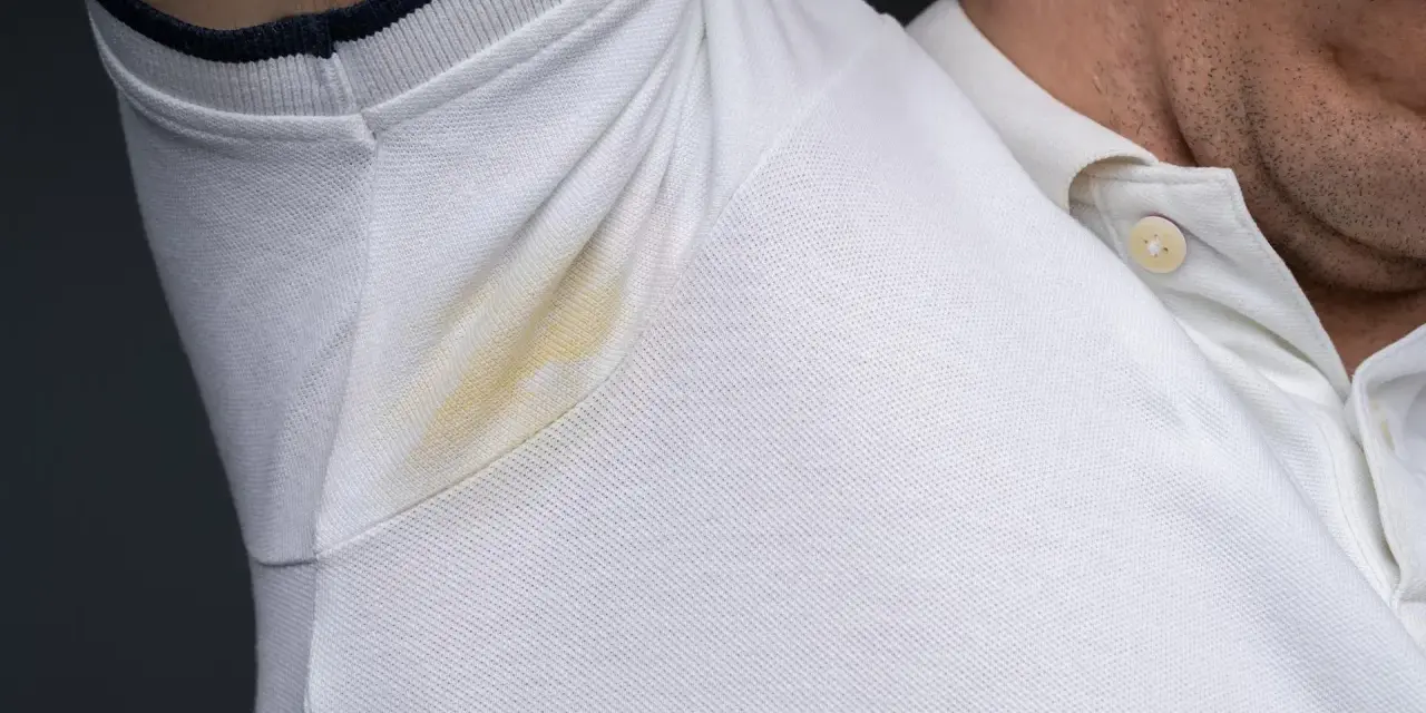 Żółte plamy pod pachami na białej bluzce polo. Dowiedz się, jak sprać żółte plamy z białej bluzki, aby znów wyglądała jak nowa.