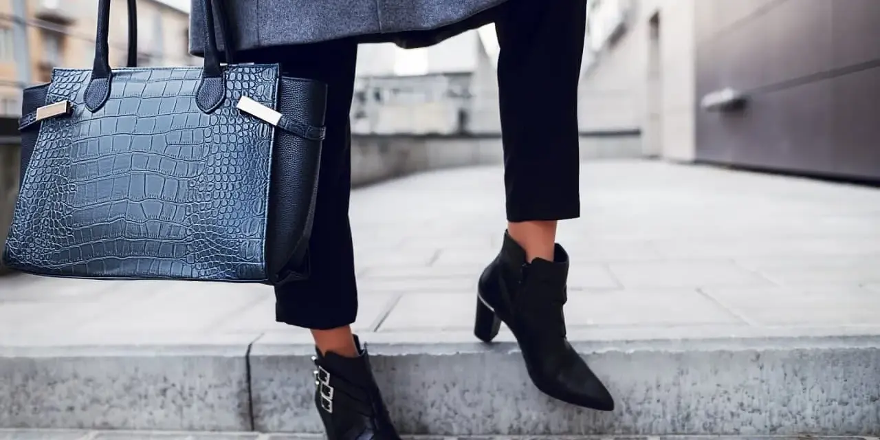 Elegancka stylizacja z czarną torebką i butami z czubkiem, które udowadniają, że są modne.