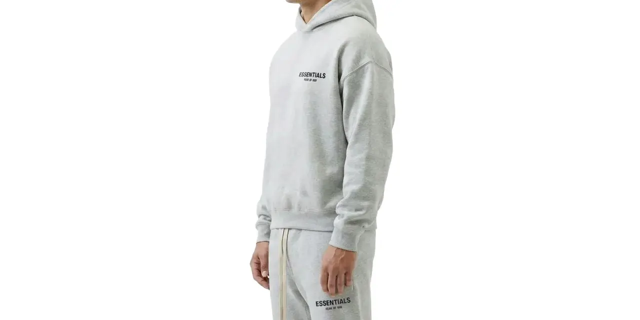 Szary komplet Essentials z kapturem i spodniami dresowymi. Zastanawiasz się, ile waży bluza Essentials? Jest lekka i wygodna.