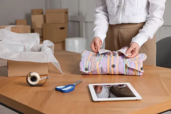 Jak zapakować bluzkę w papier ozdobny - proste i efektowne techniki