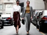 Eleganckie stylizacje na 21 stopni: biała koszula i spódnica wężowa lub złoty top i szary garnitur.