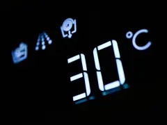 Wyświetlacz pokazuje 30°C. To dobra temperatura, w ilu stopniach prać ubrania, by były czyste i nie zniszczone.