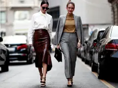 Eleganckie stylizacje na 21 stopni: biała koszula i spódnica wężowa lub złoty top i szary garnitur.
