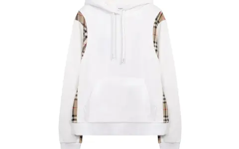 Biała bluza z kapturem Burberry z charakterystycznym wzorem w kratę na rękawach.