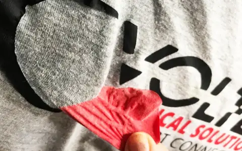 Jak usunąć napis z bluzki? Skuteczne metody na trudne nadruki