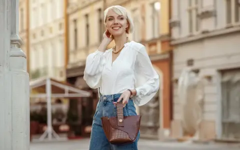 Jakie bluzki do dużego biustu? Odkryj fasony, które wysmuklają sylwetkę