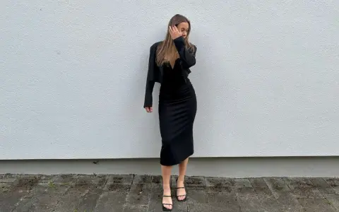 Elegancka czarna sukienka i marynarka to idealna odpowiedź na pytanie, jak się ubrać na koncert wiedeński.