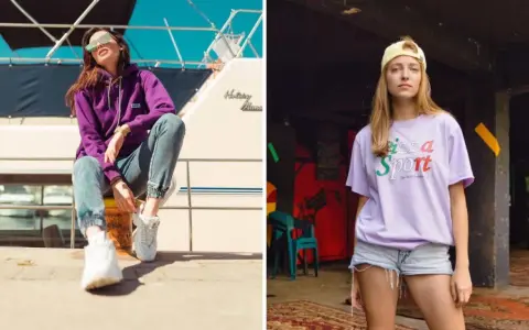 Dwie kobiety w modnych stylizacjach streetwear. Jedna w fioletowej bluzie i jeansach, druga w liliowej koszulce z napisem "Pizza Sport". Polskie marki odzieżowe streetwear w akcji.