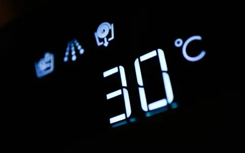 Wyświetlacz pokazuje 30°C. To dobra temperatura, w ilu stopniach prać ubrania, by były czyste i nie zniszczone.