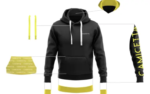 Czarna bluza z kapturem i żółtymi detalami. Widoczne bluzy firmowe z logo CAMICETTA na rękawie i taśmie.