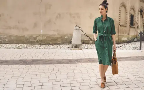 Elegancka stylizacja na lato: zielona lniana sukienka z paskiem, brązowa torba i mokasyny. Idealny przykład, jak się ubrać latem.