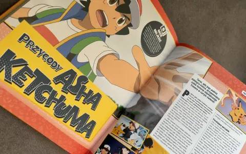 Ash Ketchum i Pikachu z serii Pokémon na tle okładki magazynu, nawiązującej do stylu adidas x pokemon.