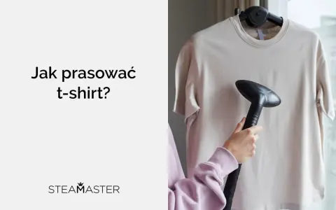 Jak prasować t-shirt parownicą? Dłoń trzymająca parownicę zbliża się do beżowej koszulki wiszącej na wieszaku.