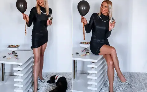 Elegancka czarna sukienka, idealna na 18 urodziny syna. W dłoni balon i kieliszek szampana.