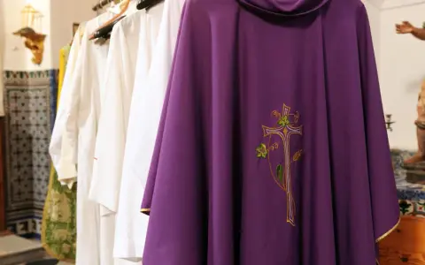Ubranie księdza jak się nazywa – poznaj tajemnice szat liturgicznych